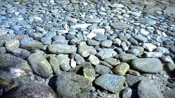 清澈的水和河里的石头
