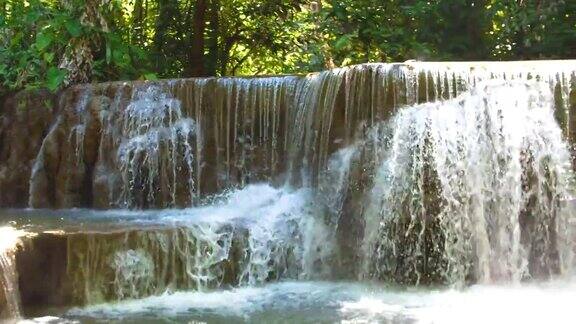 美丽的瀑布和新鲜的溪流华美卡明瀑布泰国
