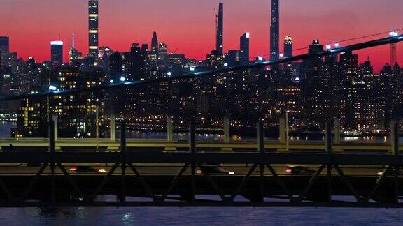 曼哈顿中城在夜晚照亮了RFK桥上的风景和交通无人机镜头与平移摄像机运动