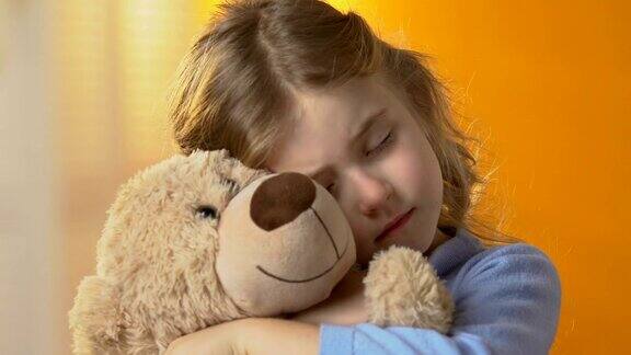被遗弃的小女孩抱着泰迪熊承受着孤独和问题