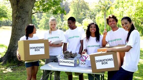 一群整理捐款箱的青年志愿者