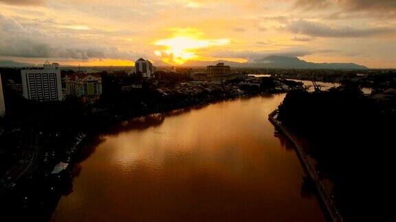 沙捞越河在夕阳中染红多莉从远处拍摄