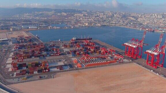 2022年以色列港口码头背景是海法市