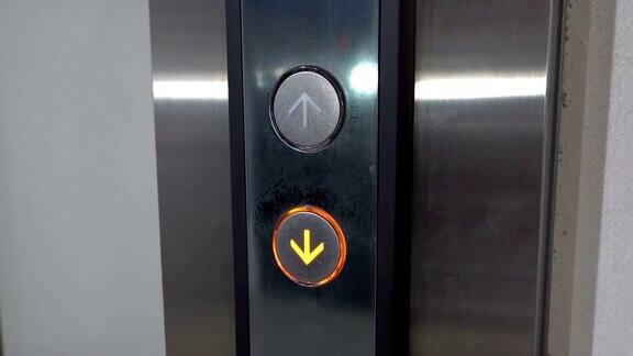 女人的手指按下了电梯的按钮