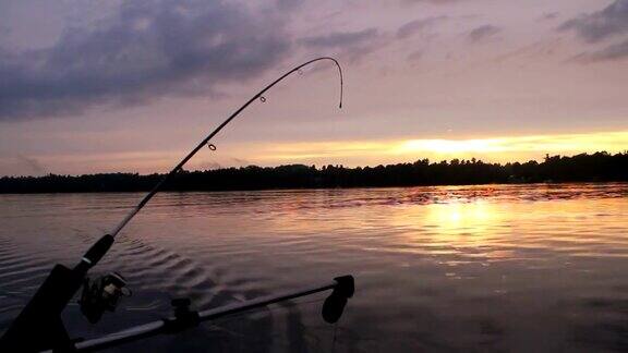 夕阳下的钓鱼杆