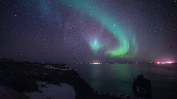 冰岛著名的Hvitserkur岩层上空北极光(北极光)的时间间隔
