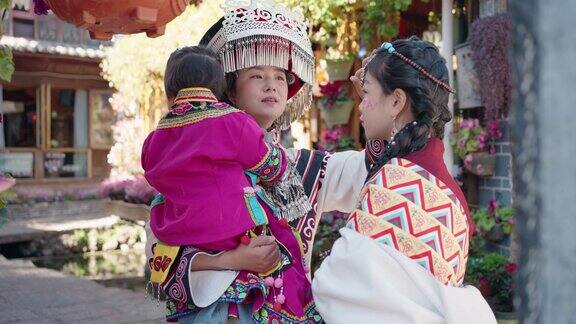 中国云南母女俩穿着中国少数民族服装