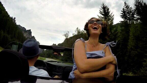4K视频:和男友一起坐敞篷车时一名女子张开双手幸福地尖叫