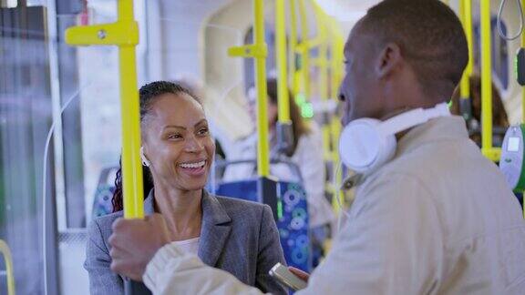 一个男人和一个女人站在公共汽车上享受着谈话