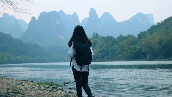 中国桂林一名女游客走在漓江边