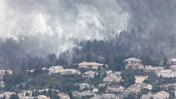 科罗拉多州斯普林斯高清视频森林在房屋上空燃烧