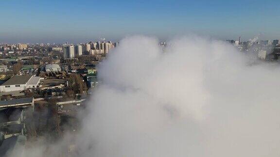 鸟瞰图从工业烟囱排放到大气中