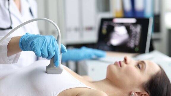 医生用超声扫描仪近距离检查病人胸部