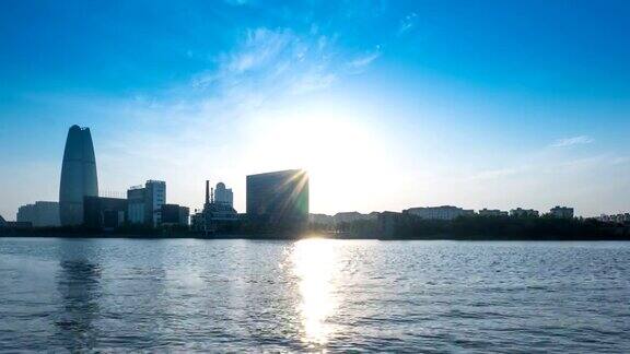 黎明时分宁波河边的和现代建筑时光流逝