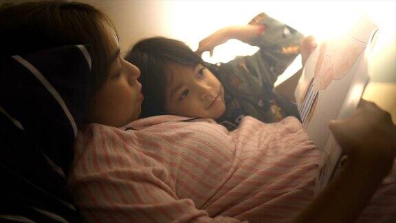 单身妈妈经常在女儿睡觉前给她讲故事