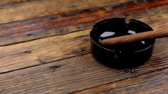 古董木桌上的烟灰缸里装着豪华雪茄滑块