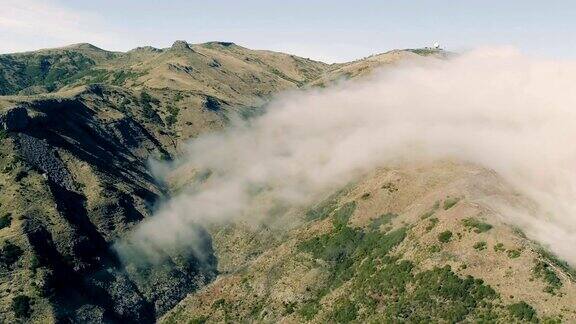 鸟瞰图的峡谷和山脉与云
