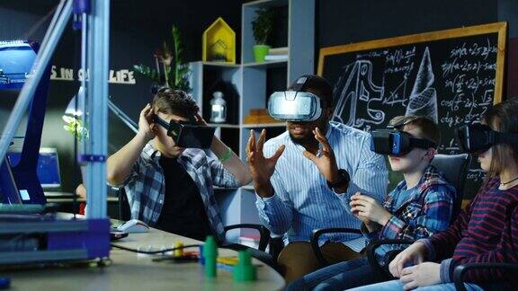 和学生一起学习VR技术的人