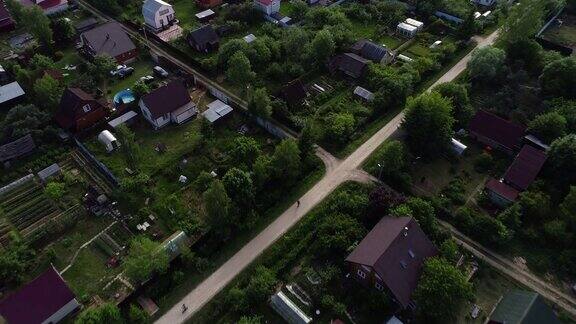 一个美丽的小村庄或乡镇在绿色的夏季森林