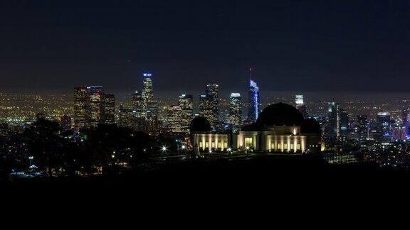 洛杉矶市中心和格里菲斯天文台的夜间超光速摄影