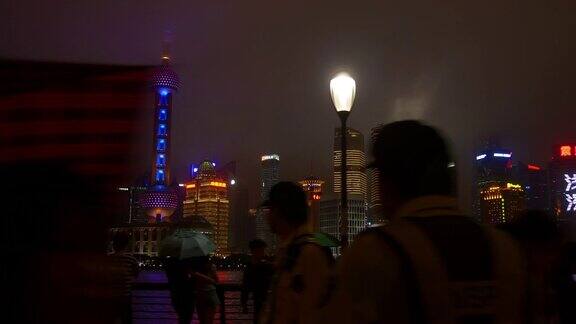 夜光时分照亮了上海浦东湾拥挤的4k中国全景