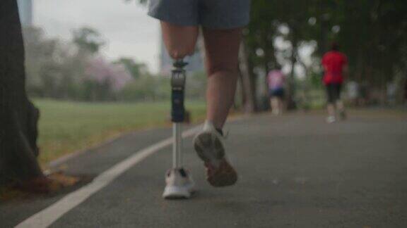 残障妇女慢跑配假肢锻炼