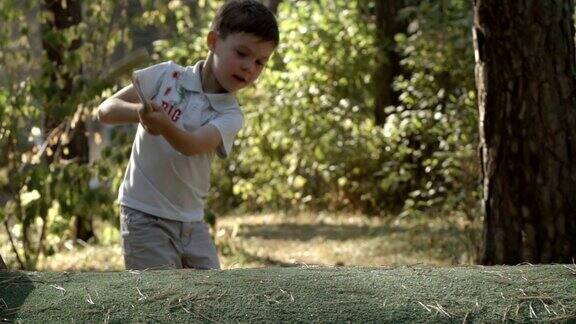 慢镜头:小高尔夫球手打高尔夫球