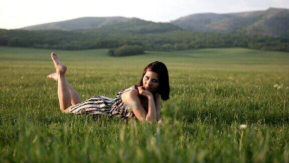 年轻的成年女子在春天的草地上