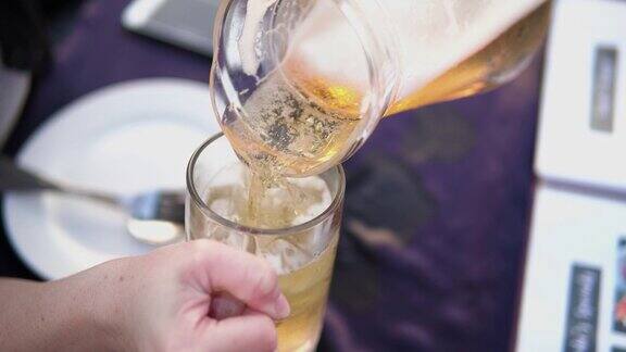啤酒倒进玻璃杯