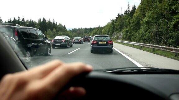 假日高速公路上的交通堵塞