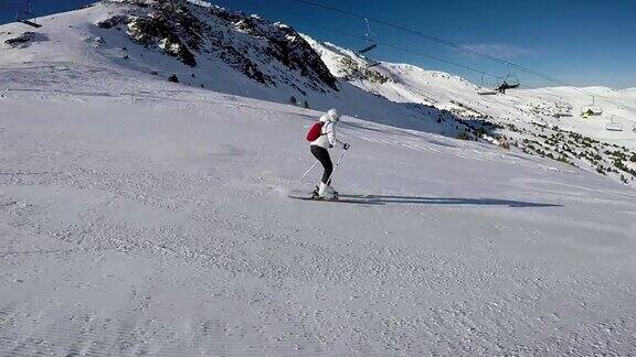 一个女人在滑雪道上滑雪太阳和雪山