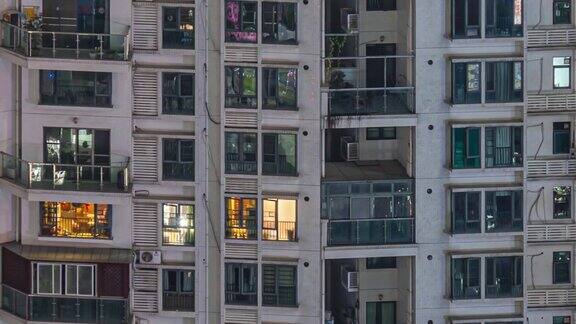 在市中心的公寓窗户