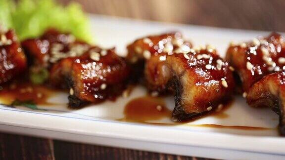 日本料理:烤鳗鱼和日本米饭一起放在桌上干净的食物