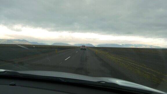 在冰岛的荒野中开车