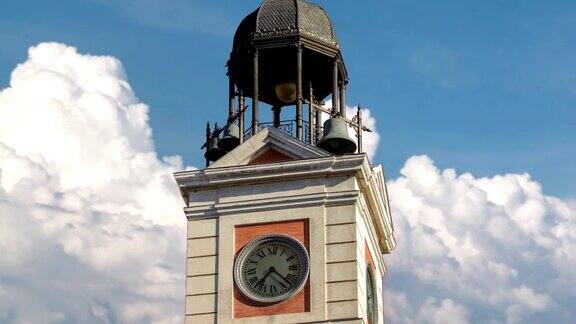 瞭望塔上的老邮局大楼时间推移坍塌位于西班牙马德里的太阳门