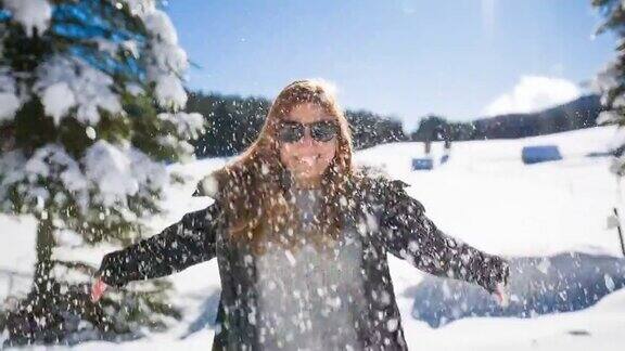 快乐的女人在雪地里玩耍