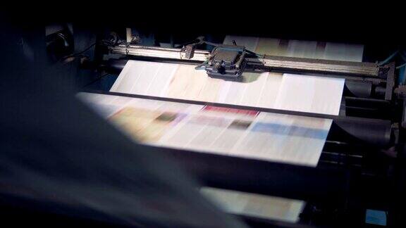 在印刷机上印刷的报纸