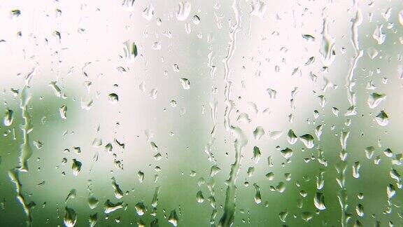 雨水落在窗户上