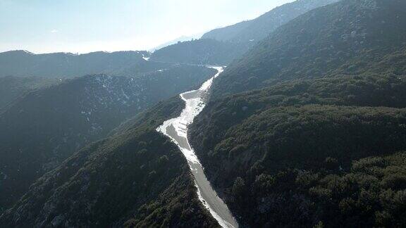 美国加利福尼亚州圣盖博山山脊和森林道路的鸟瞰图