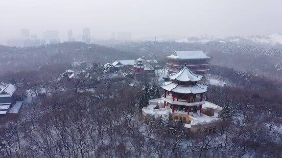 吉林雪山上的寺庙