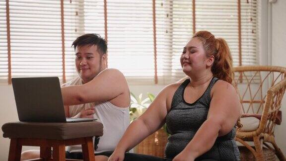 亚洲华人夫妇在周末活动期间一起在家进行身体积极的健身锻炼