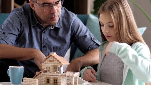 父亲和女儿一起建造模型房子