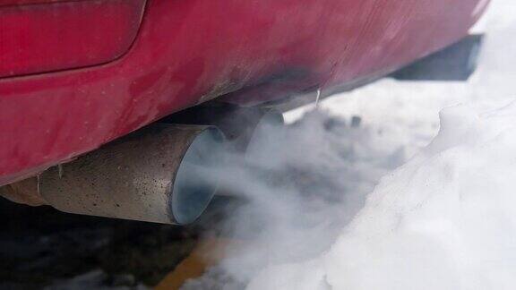 冬天汽车排出的废气从烟囱里冒出滚滚白烟