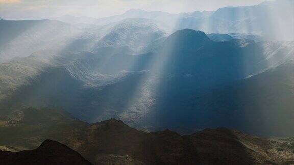 高山山脉笼罩在晨雾中