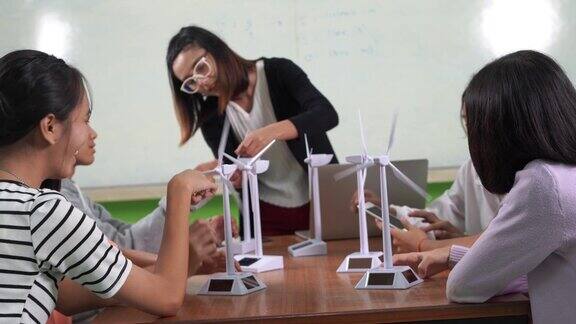 中学阶段:老师饶有兴趣地向孩子们讲解风机的操作