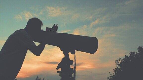 人们用望远镜看星星