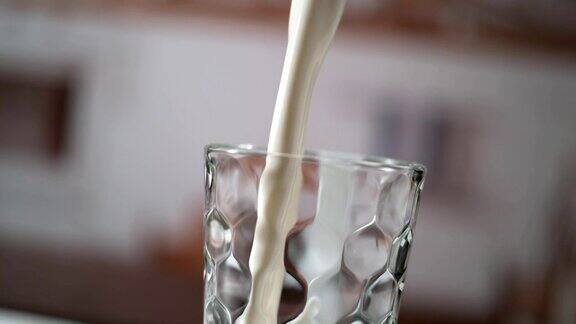 倒入玻璃杯的冷牛奶超级慢动作