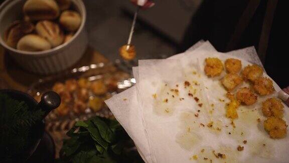 用碎虾和餐巾纸放在盘子里煮低光