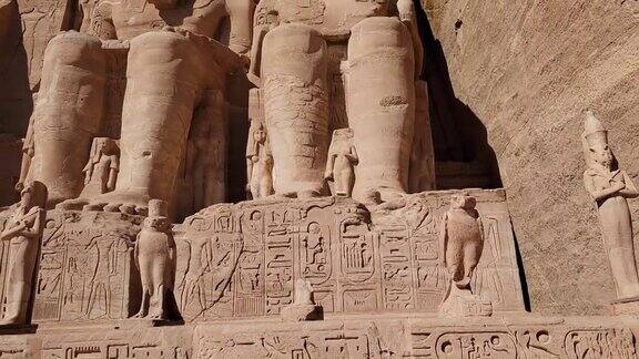 埃及阿斯旺:拉姆西斯二世法老的阿布辛贝神庙位于埃及南部努比亚纳赛尔湖附近