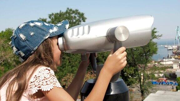 观景台上的双筒望远镜